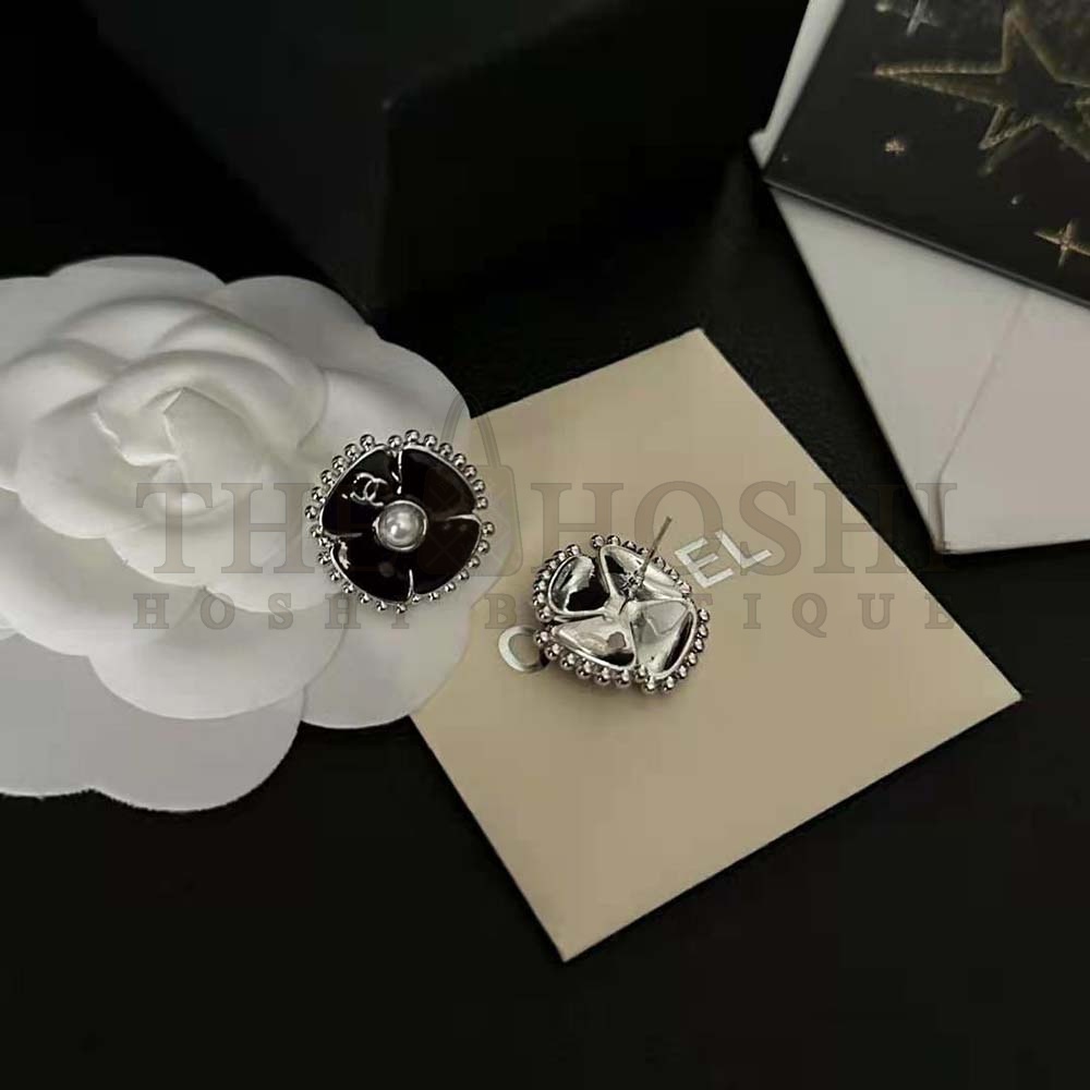 Ch**el Women Clip-on Stud Earrings in Metal and Glass Pearls Master Quality