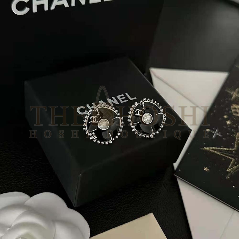 Ch**el Women Clip-on Stud Earrings in Metal and Glass Pearls Master Quality