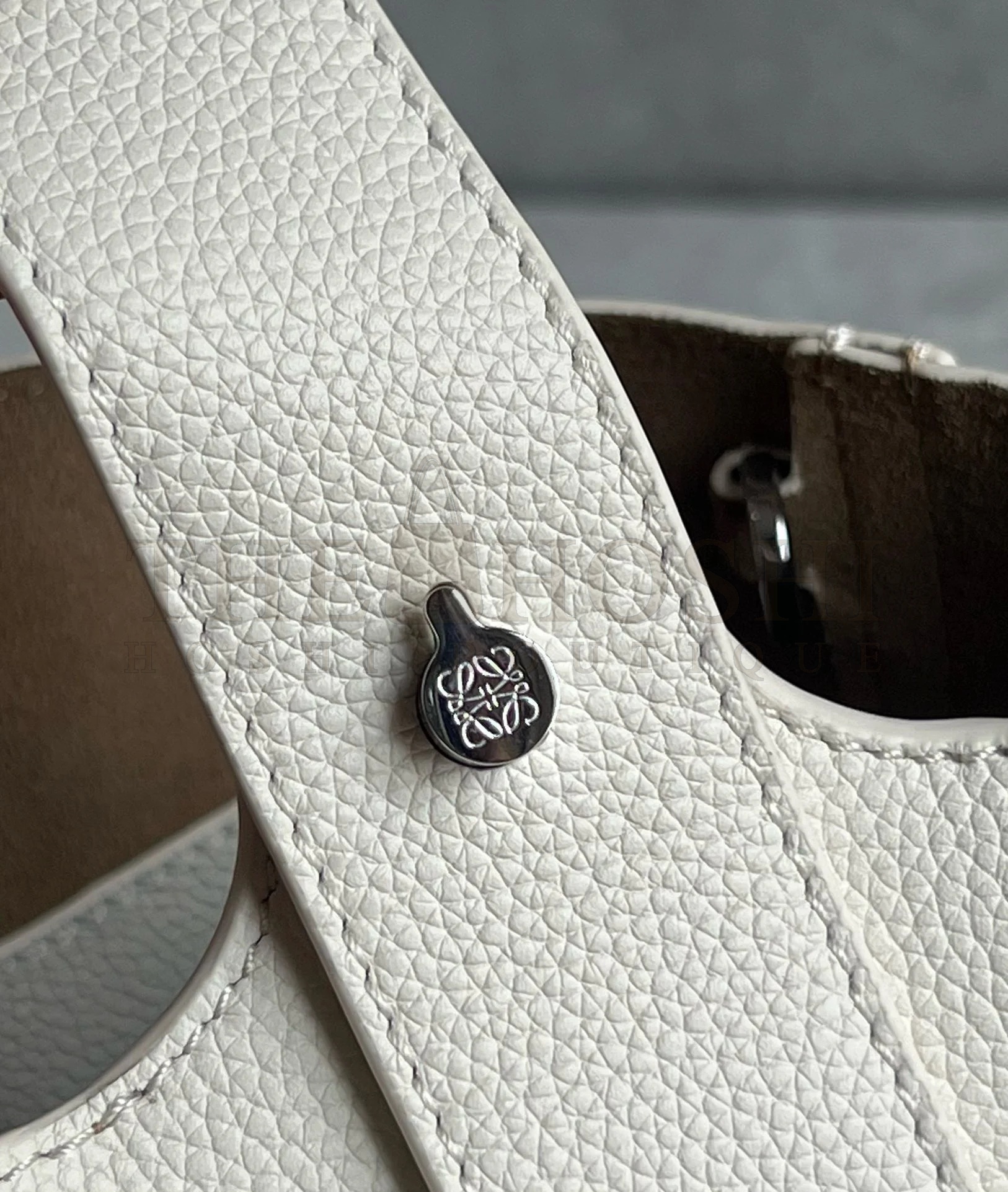 L0ew* Mini Pebble Bucket Bag in White Grained Leather Master Quality