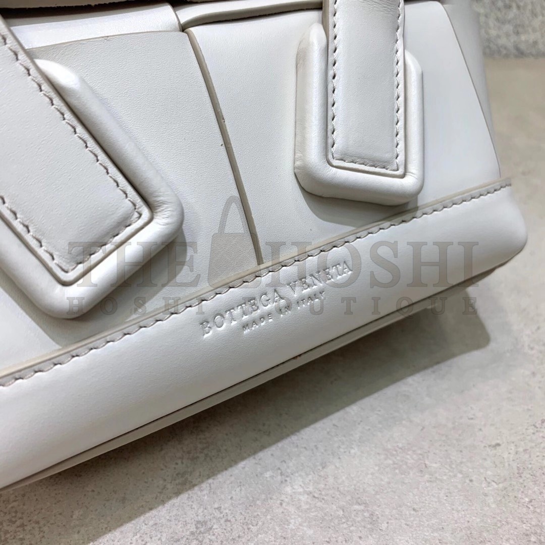 B0tt*ga Ven*ta Mini Arco Bag In White Intrecciato Calfskin Master Quality