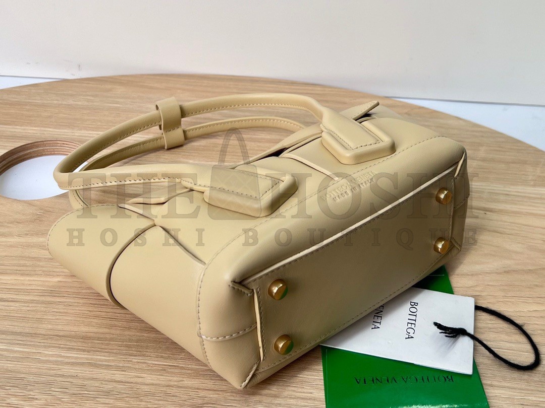 B0tt*ga Ven*ta Arco Mini Bag In Beige Intrecciato Calfskin Master Quality