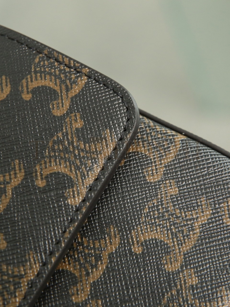 Ce1i*e Triomphe chain shoulder bag in satined calfskin width 20.5 cm, height 11.5 cm, depth 4 cm. Master Quality