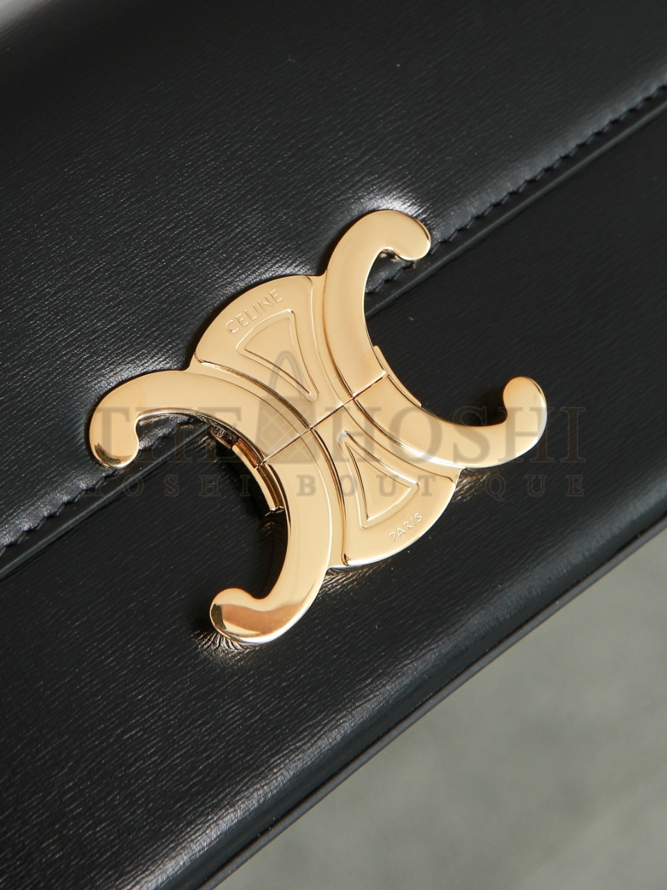 Ce1i*e Triomphe chain shoulder bag in satined calfskin width 20.5 cm, height 11.5 cm, depth 4 cm. Master Quality