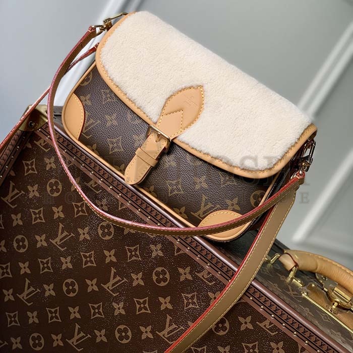 L0vis Vvtt0n LV Women Diane Handbag Beige Brown Monogram Coated Canvas Shearling Master Quality
