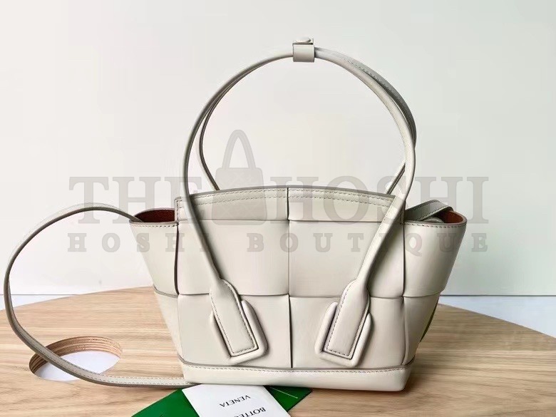 B0tt*ga Ven*ta Arco Mini Bag In White Intrecciato Calfskin Master Quality
