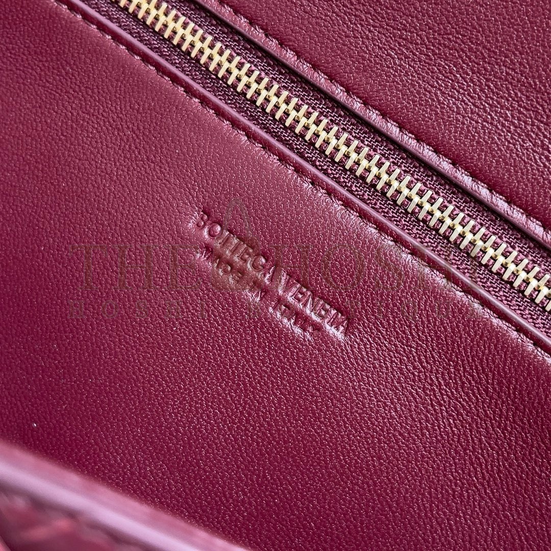 B0tt*ga Ven*ta Andiamo Clutch with Handle in Barolo Intrecciato Lambskin Master Quality