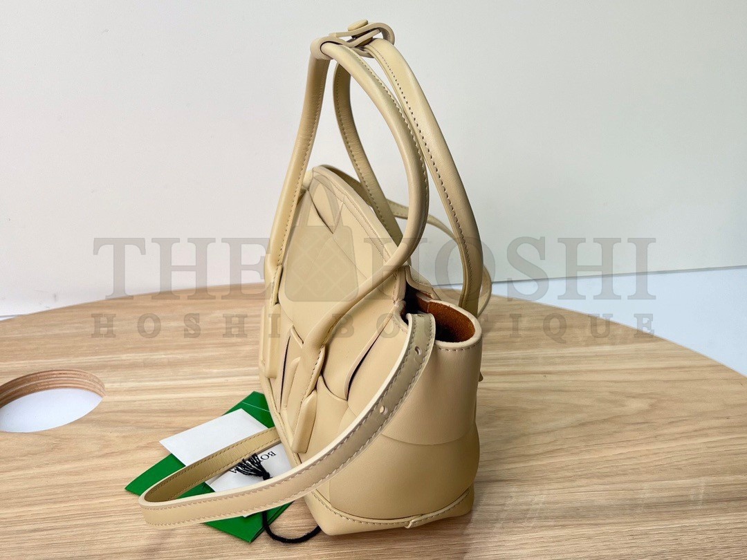 B0tt*ga Ven*ta Mini Arco Bag In Beige Intrecciato Calfskin Master Quality