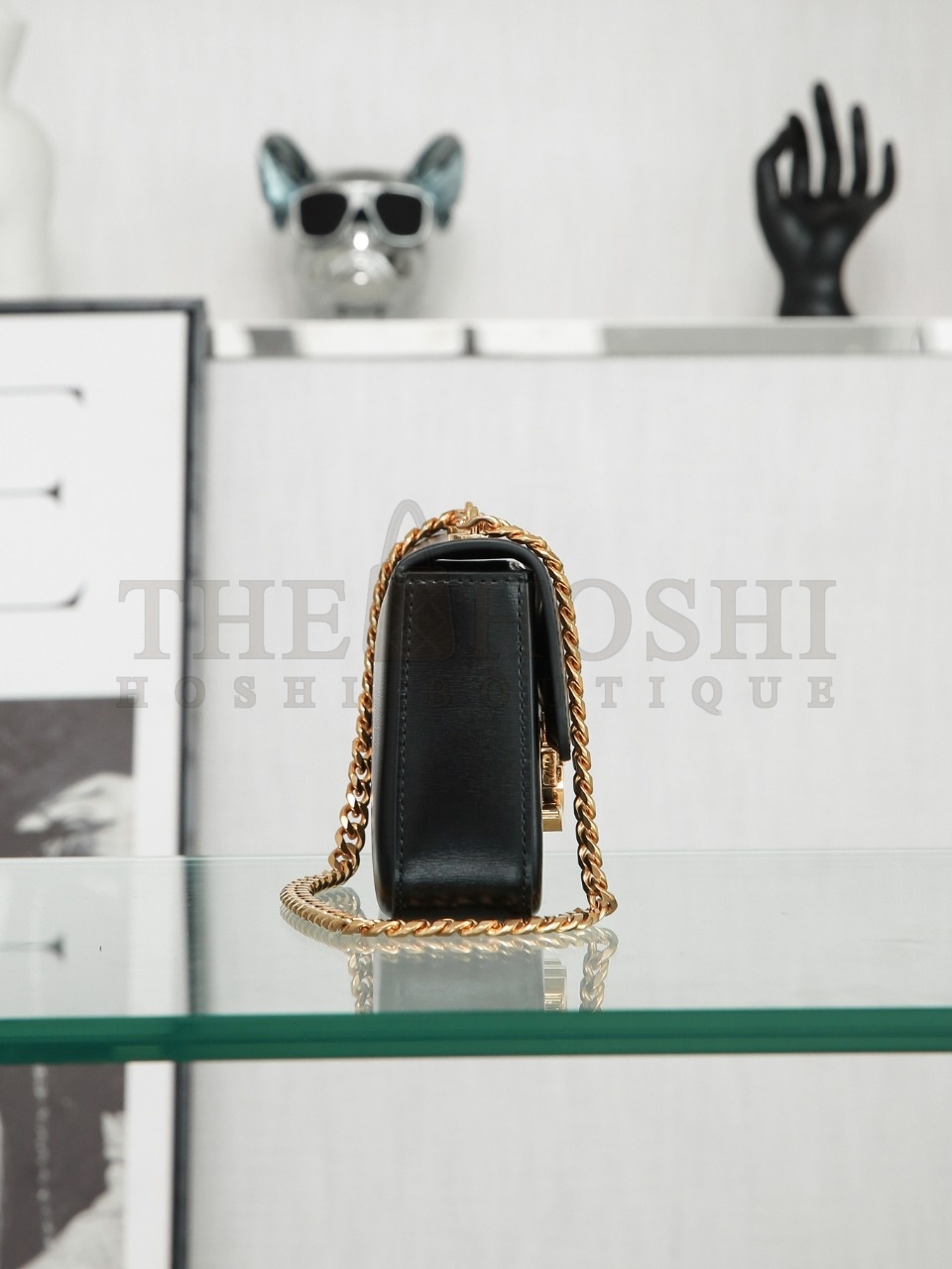 Ce1i*e Triomphe chain shoulder bag in satined calfskin width 20.5 cm, height 11.5 cm, depth 4 cm. Master Quality