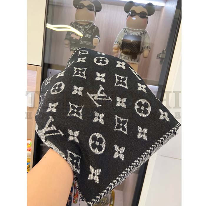 L0vis Vvtt0n LV Unisex Simply LV Scarf Black Fringed Finish Contrasting Monogram Motif Master Quality