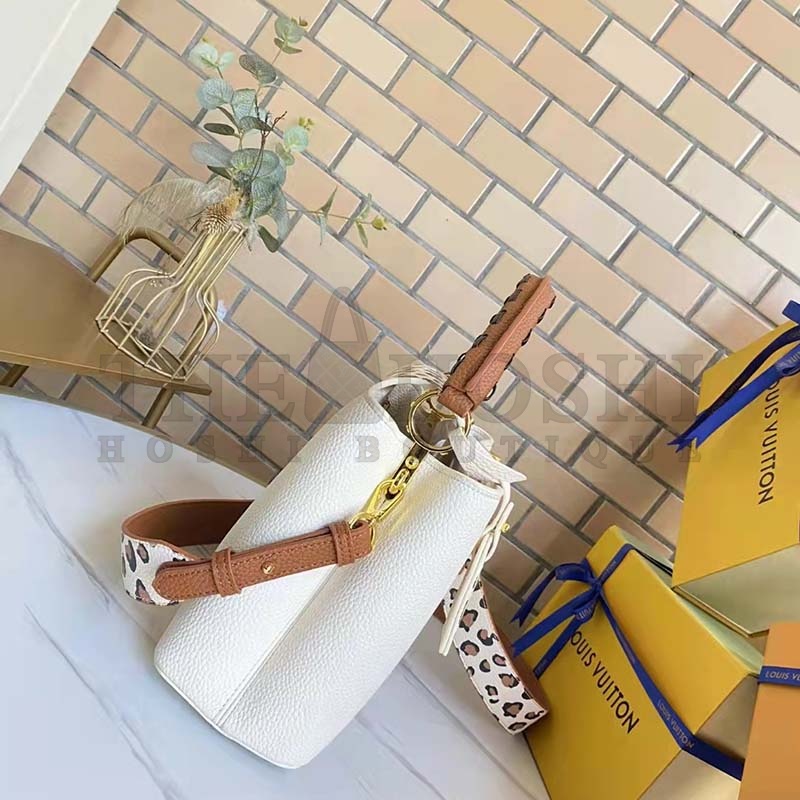 L0vis Vvtt0n LV Women Capucines MM Handbag Cream Taurillon Leather Master Quality
